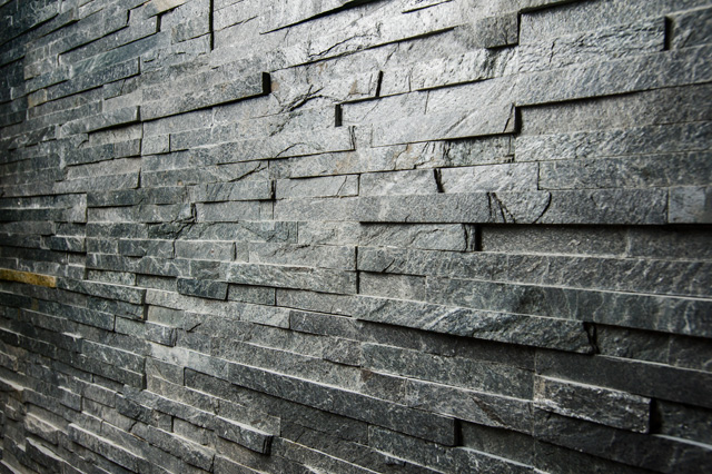 ściana z kamienia naturalnego