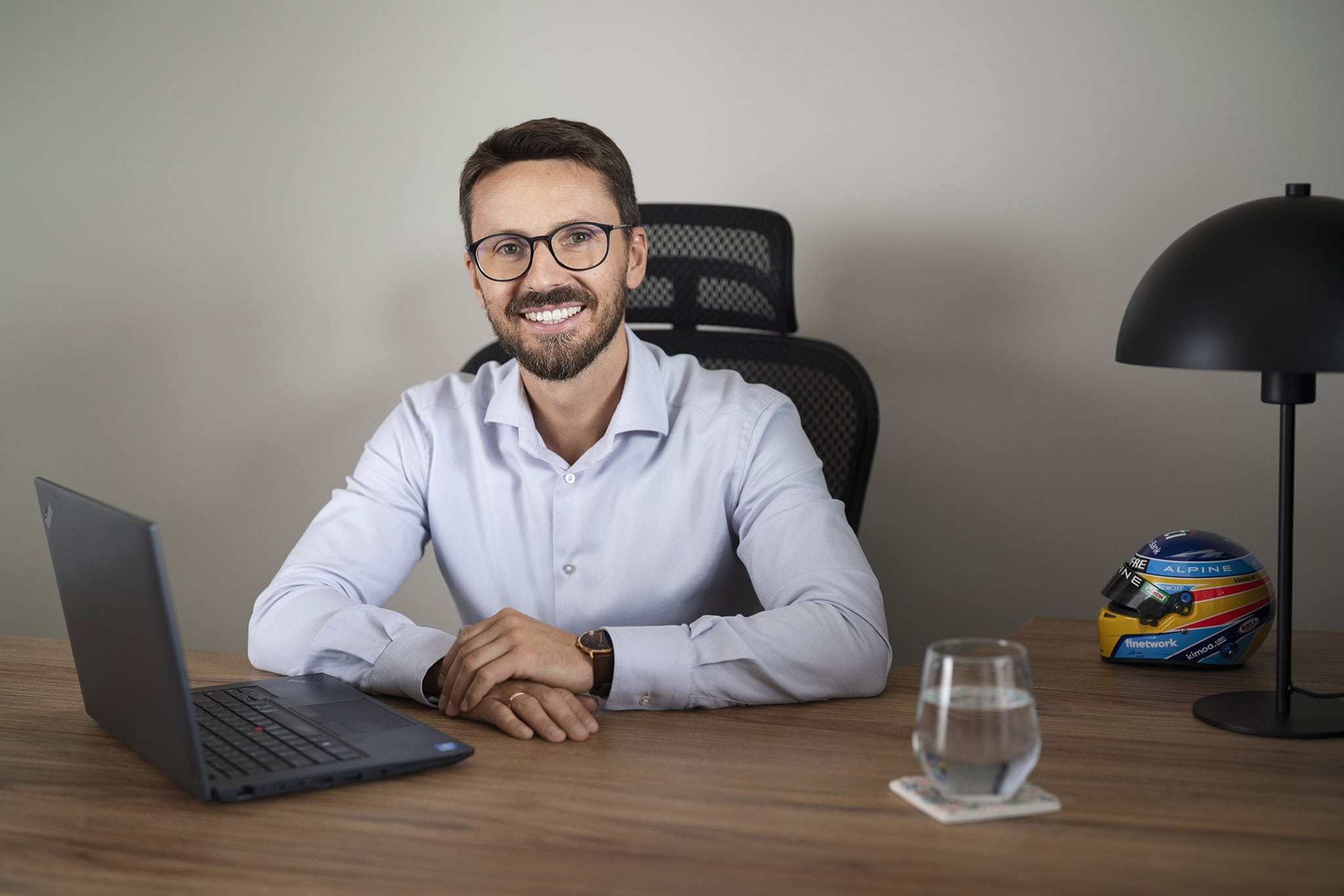 portret prawnika w biurze