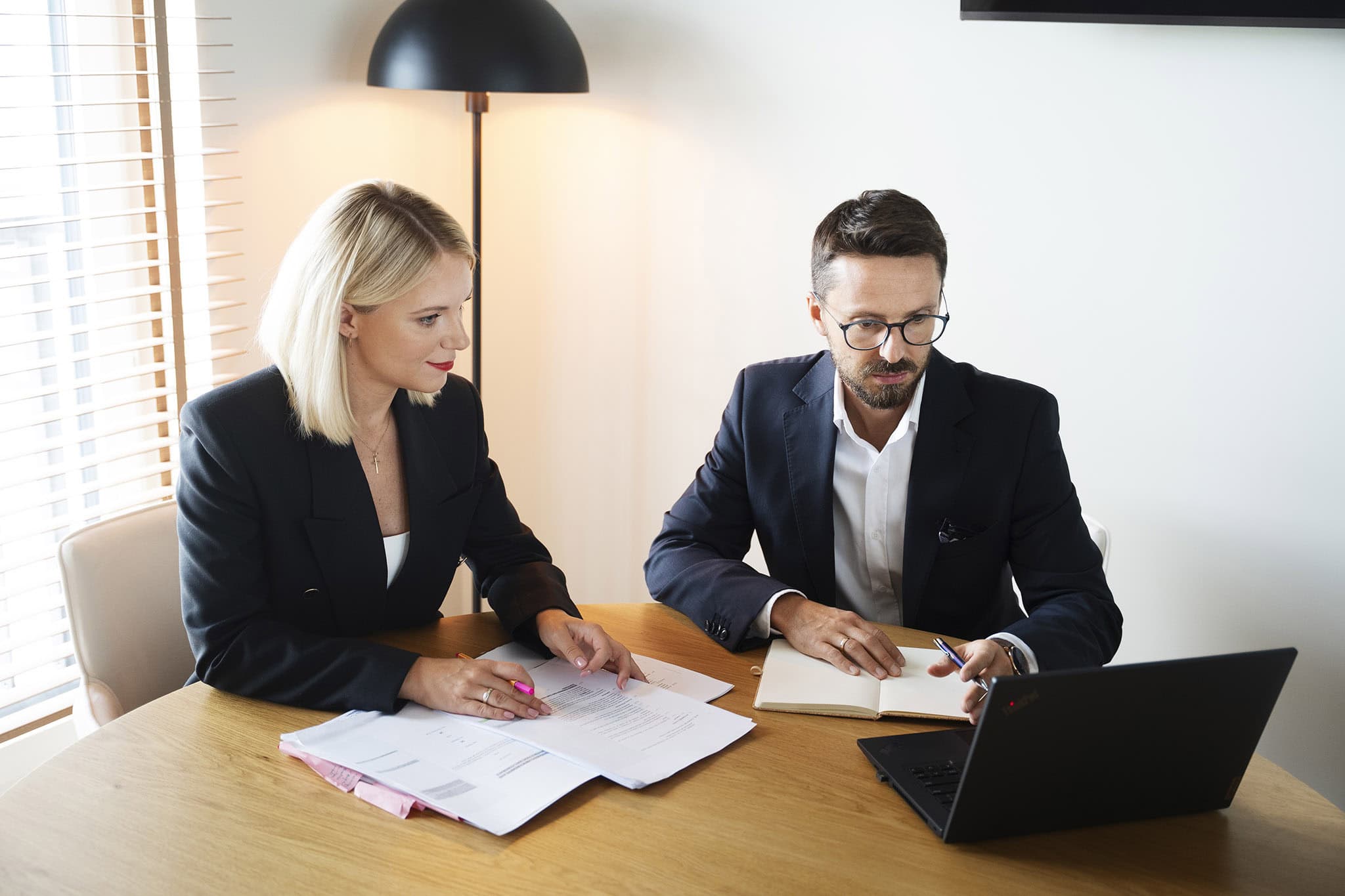 prawnicy przy pracy - zdjęcie sytuacyjne