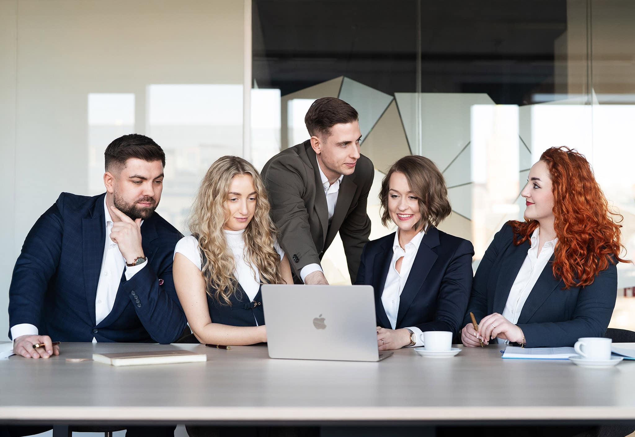 Sesja zdjęciowa w biurze firmy ubezpieczeniowej